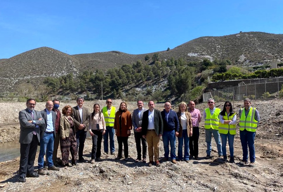 Carmen Crespo visita la restauración del río Adra, donde se han retirado en solo seis meses 12.400 toneladas de cañaveral y 600 de residuos