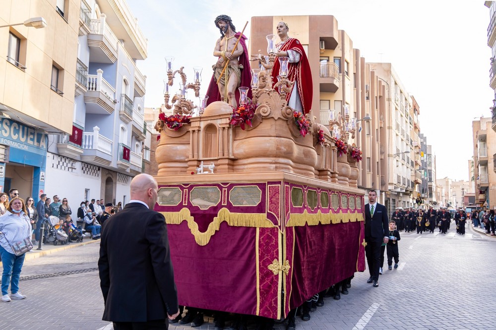 El Santísimo Cristo de la Humildad y María Santísima de la Esperanza y la Misericordia recorren las calles de Adra