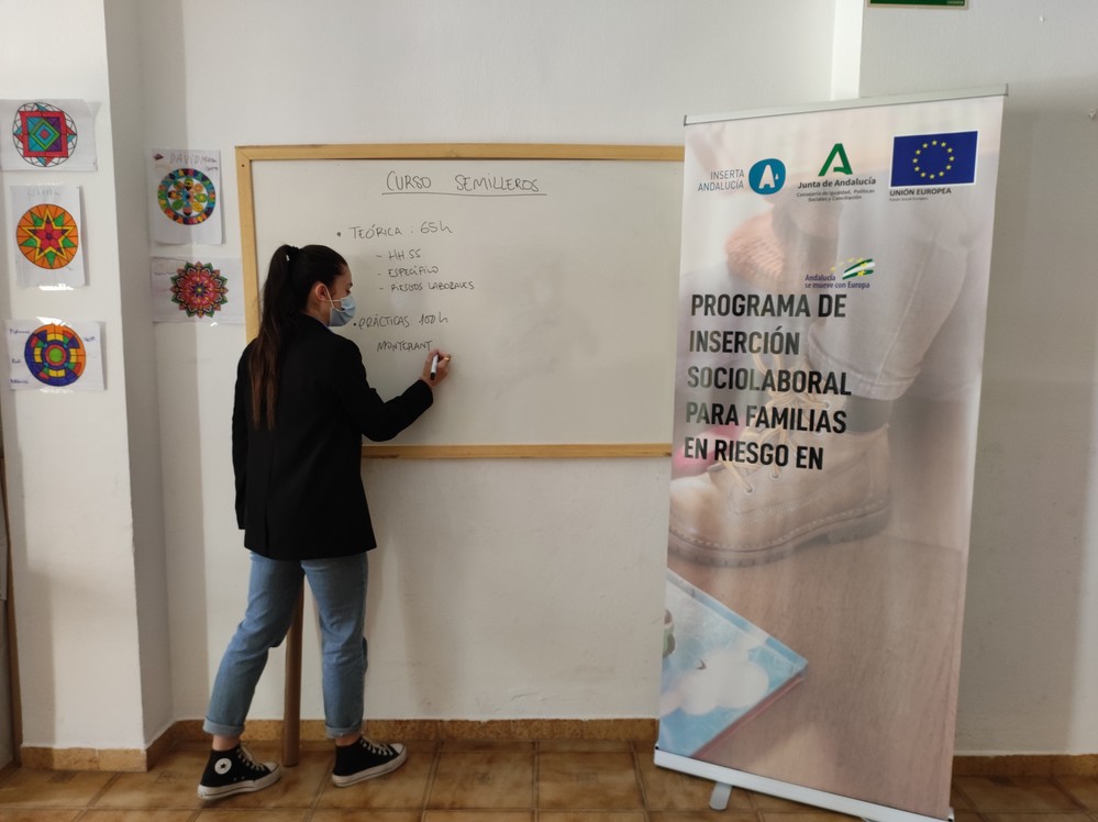 Vícar pone en marcha una formación específica en semilleros para personas con dificultades