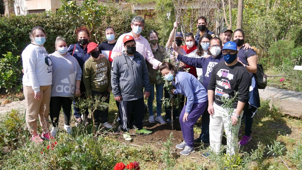 Adra celebra el Día Internacional de la Madre Tierra con la plantación de árboles en la barriada de La Alquería