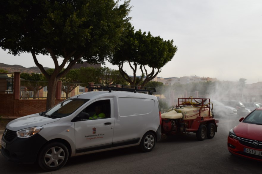 El Ayuntamiento de Vícar intensifica la campaña de desinsectación en todos los barrios