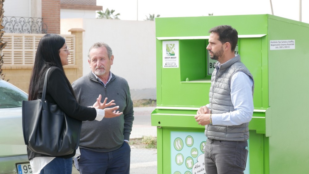 El Ayuntamiento de Adra instala seis contenedores de reciclaje textil