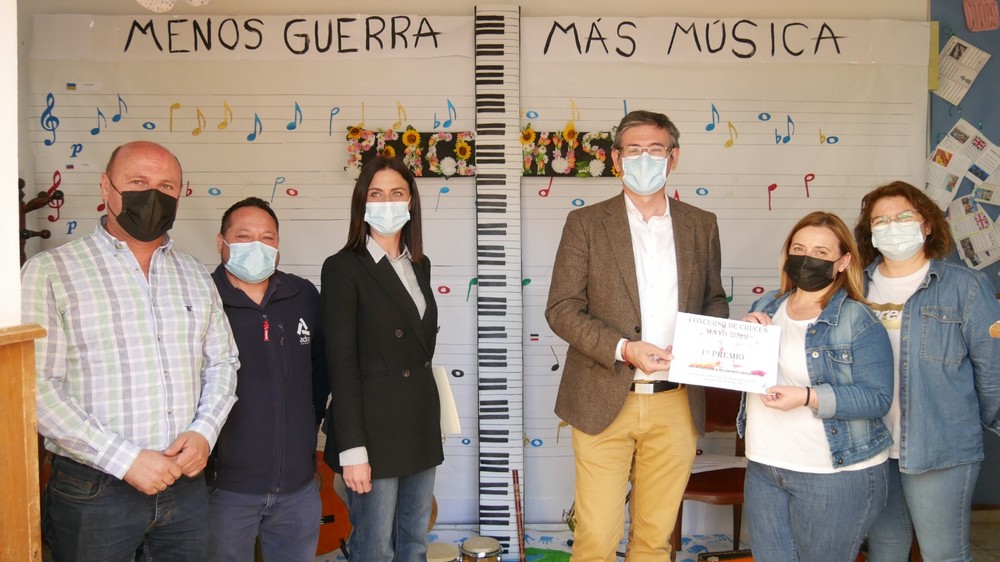 Manuel Cortés entrega los premios a los centros escolares ganadores del concurso de Cruces de Mayo