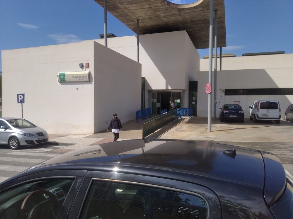 El PSOE denuncia el recorte en urgencias del Centro de Salud de Aguadulce Sur en verano