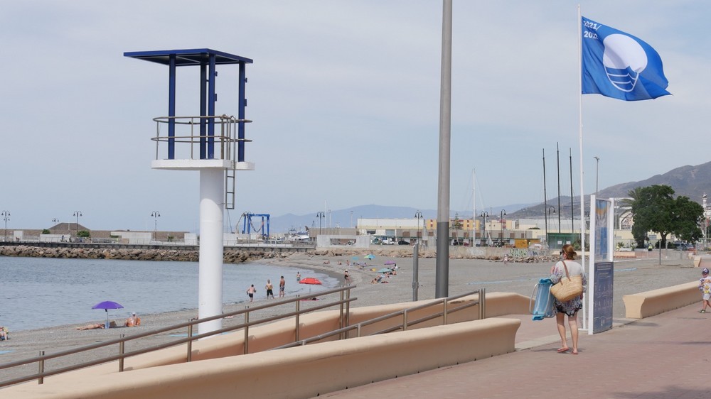 Cuatro playas de Adra ondearán este verano Banderas Azules, que certifican su calidad, seguridad y accesibilidad