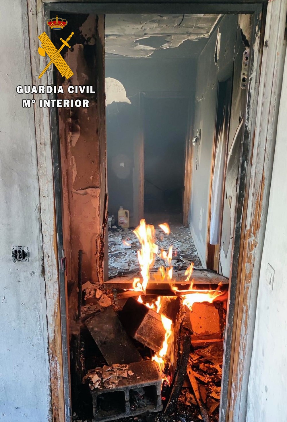 La Guardia Civil auxilia a dos personas atrapadas en un incendio en Roquetas de Mar