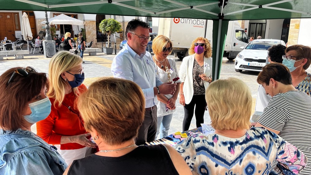 El alcalde de Berja visita el stand informativo de la Asociación de Fibromialgia