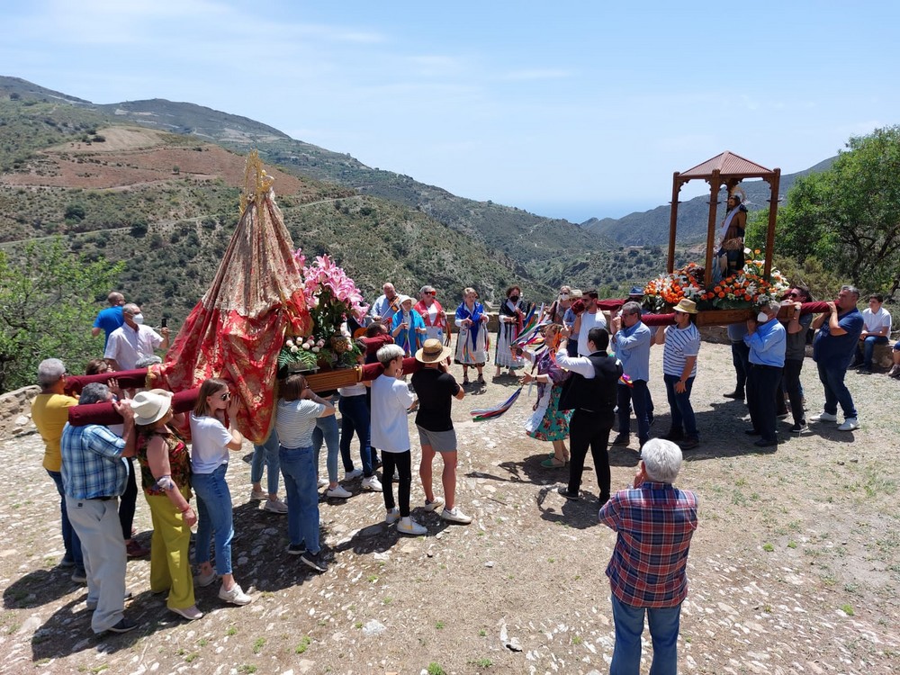 Cientos de personas disfrutan de las fiestas en honor a San Isidro en la pedanía abderitana de Barranco Almerín