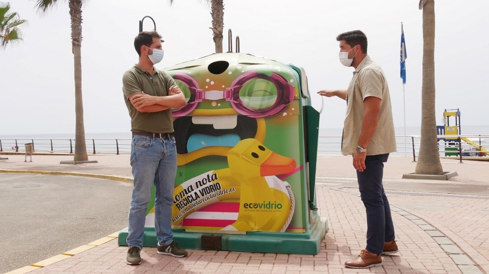 Adra anima a sus vecinos a reafirmar su compromiso con el planeta en el Día Mundial del Reciclaje