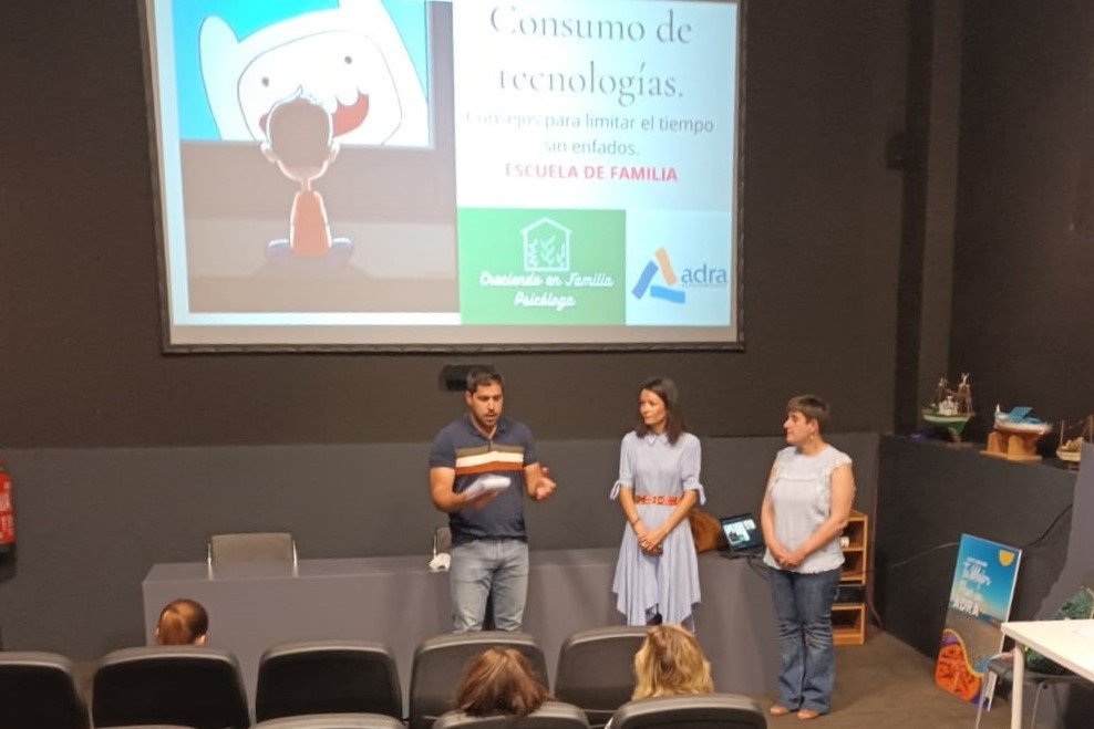 Adra celebra el Día Mundial de Internet con la charla ‘Consumo de tecnologías. Consejos para limitar el tiempo sin enfados’