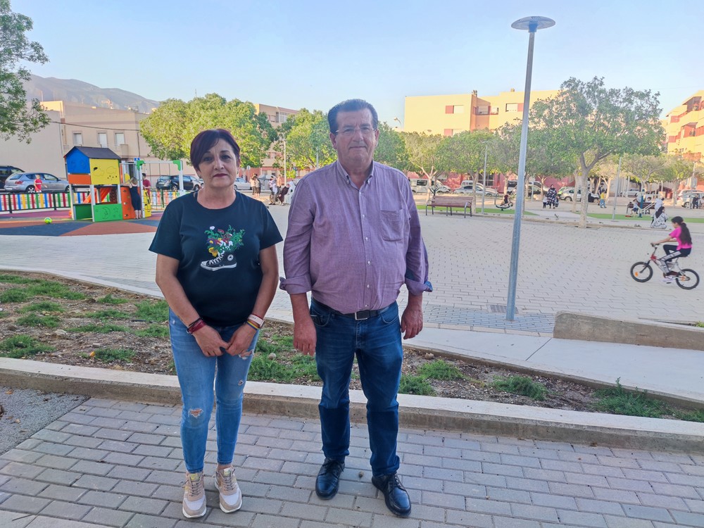 Los vecinos de La Loma de la Mezquita recogen firmas para reformar la Plaza Cabriles
