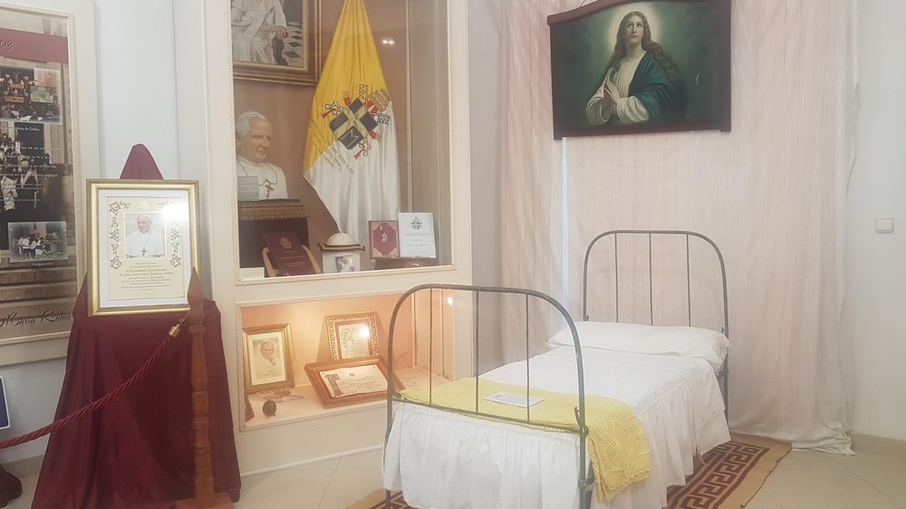 El Museo Padre Rubio presenta oficialmente la cama del santo en su exposición