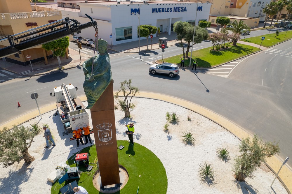 El monumento patrimonial en honor a la matrona murgitana Porcia Maura ya luce en la nueva rotonda próxima a Ciavieja