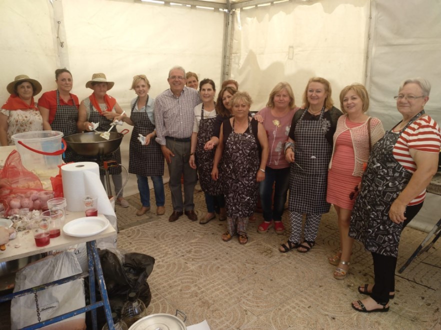 Migas colectivas, juegos infantiles y una barbacoa vecinal para las prefiestas de los Llanos de Vícar