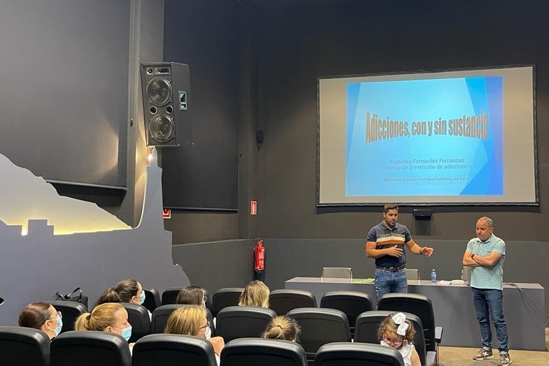 La Escuela de Familia de Adra pone en valor el papel de la familia en la prevención de adicciones con y sin sustancia