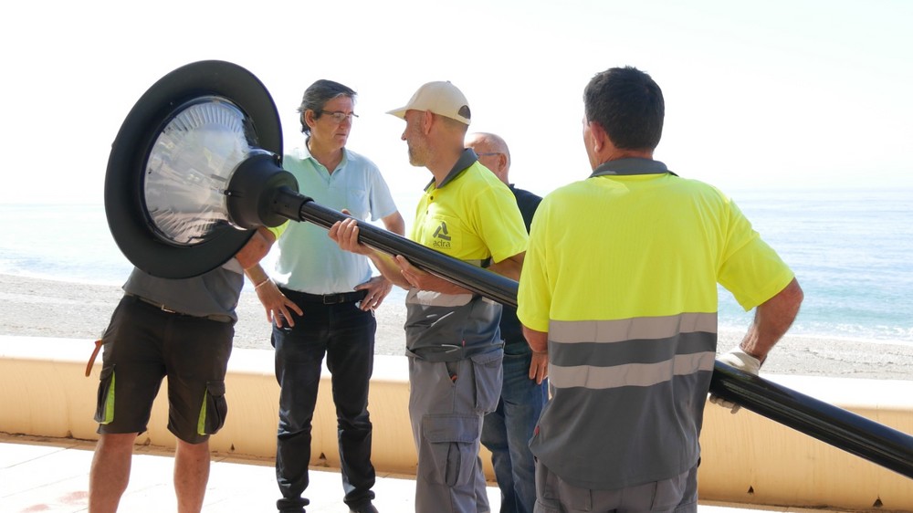 La playa de La Caracola de Adra estrena 14 nuevas luminarias de tecnología LED