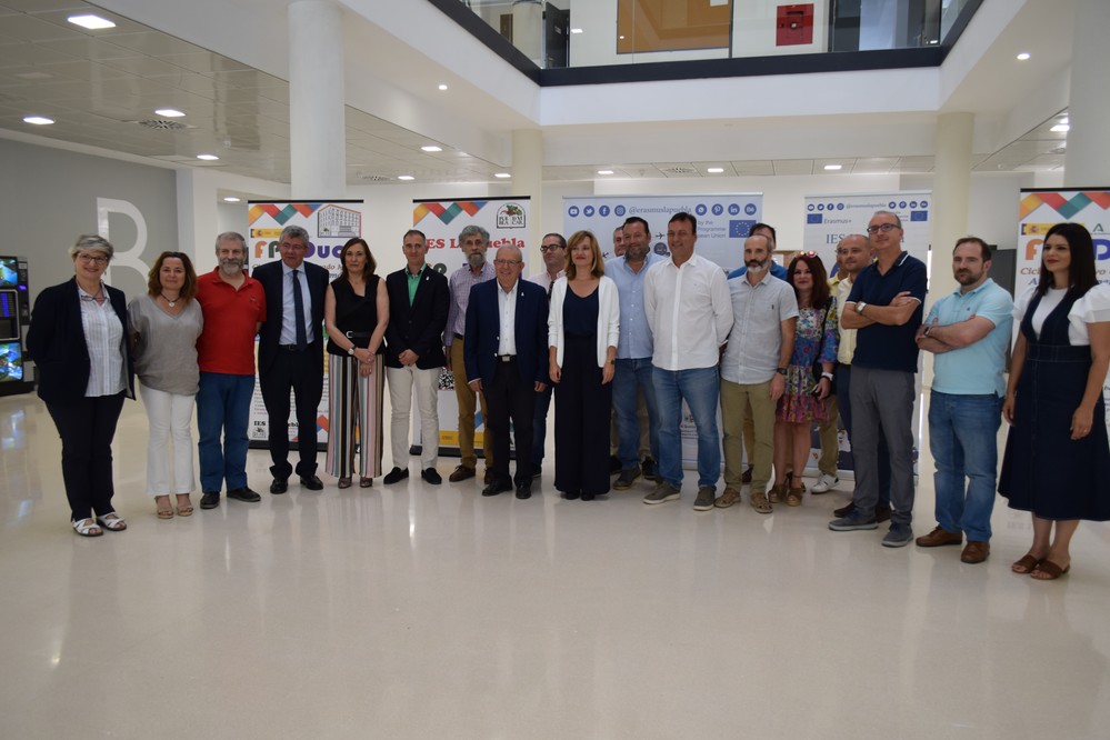 La ministra de Educación elogia el modelo educativo de Vícar por su capacidad para adelantarse a las necesidades de los ciudadanos