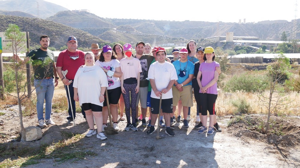 El Ayuntamiento de Adra celebra unas jornadas de plantaciones junto a usuarios del Centro Ocupacional y mayores