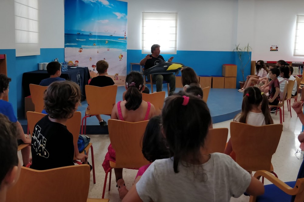 Los más pequeños disfrutan del cuentacuentos ‘Un delfín entre las estrellas’ en la Biblioteca Municipal de Adra