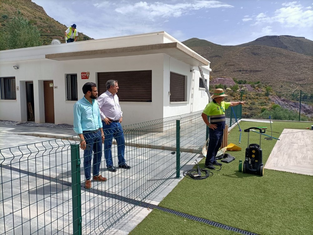 El delegado territorial de Administración Local visita Enix y mantiene una reunión con el alcalde