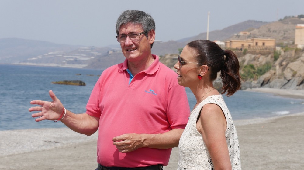 Manuel Cortés comprueba el resultado de las aportaciones de arena en la playa de Guainos