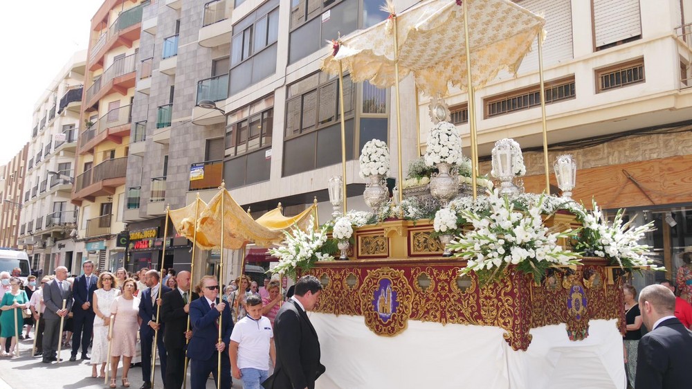 Adra celebra la festividad del Corpus Christi con una misa y una procesión