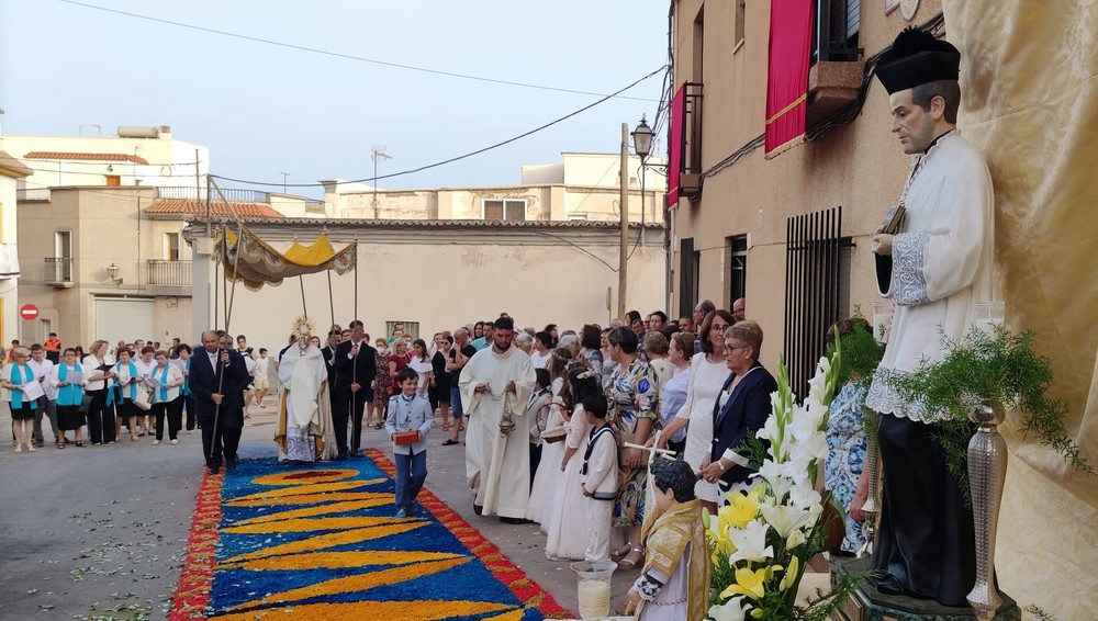 Dalías festeja el Corpus Christi a pesar de las altas temperaturas