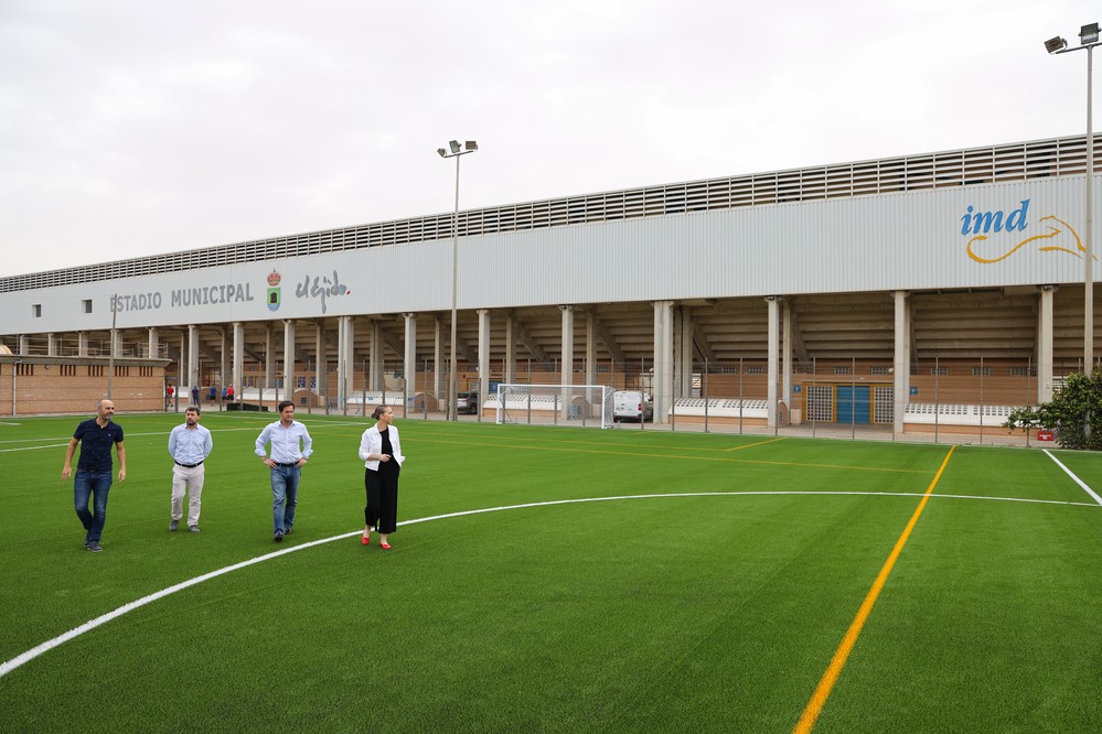El Ayuntamiento invierte casi 900.000 euros en la instalación de nuevo césped artificial y equipamiento para los campos de fútbol de Santa María del Águila, Las Norias y anexo de Santo Domingo