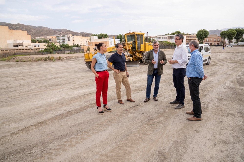La maquinaria de Diputación colabora con el Ayuntamiento de Adra en la preparación del Juergas Rock
