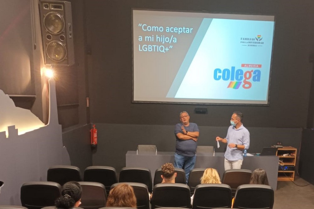 La Escuela de Familia de Adra conmemora el Día del Orgullo con la charla ‘Cómo aceptar a mi hijo’ de la Asociación Colega