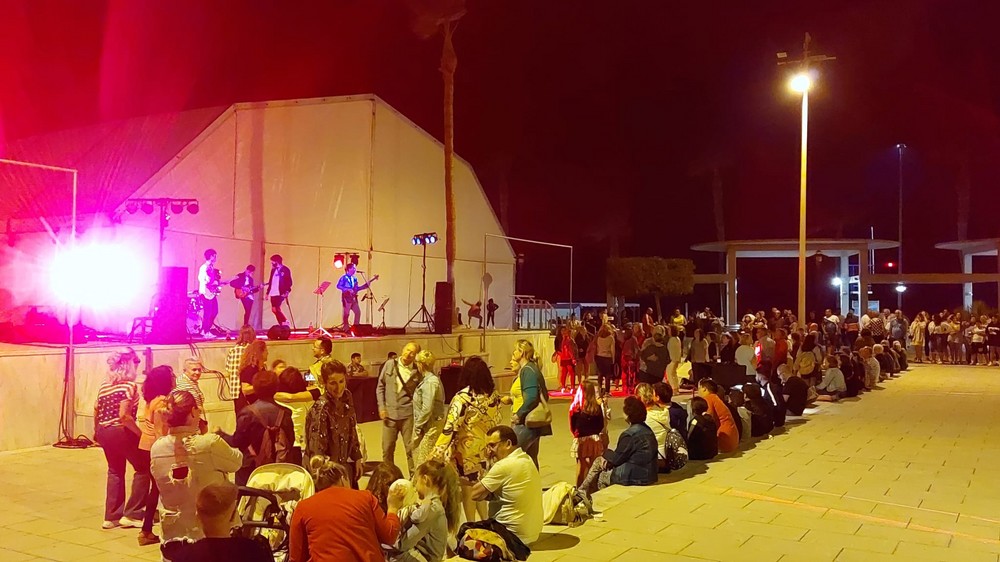 Adra vive una noche de San Juan al ritmo de la música de los años 80 y 90 con Los Vinilos