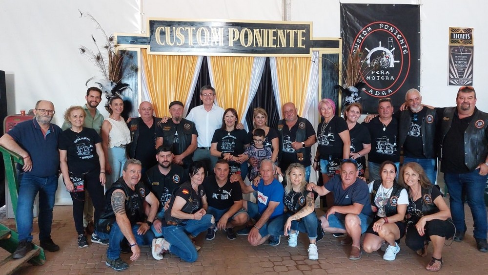 Más de 2000 personas disfrutan en Adra del V aniversario de La Peña Motera Custom Poniente