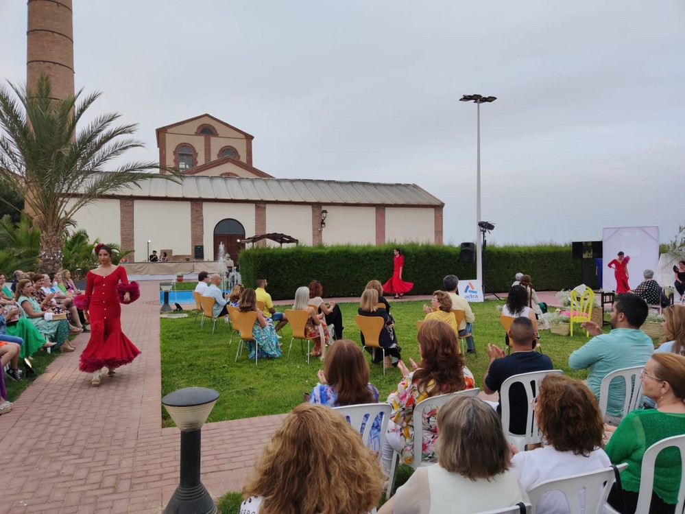 La diseñadora abderitana Virtu Peña celebra ‘El Arte de Crear Moda de Costureras a Medida’ en La Azucarera