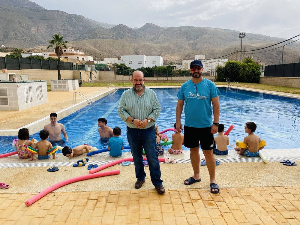 Comienzan los cursos de verano de la piscina municipal de Dalías