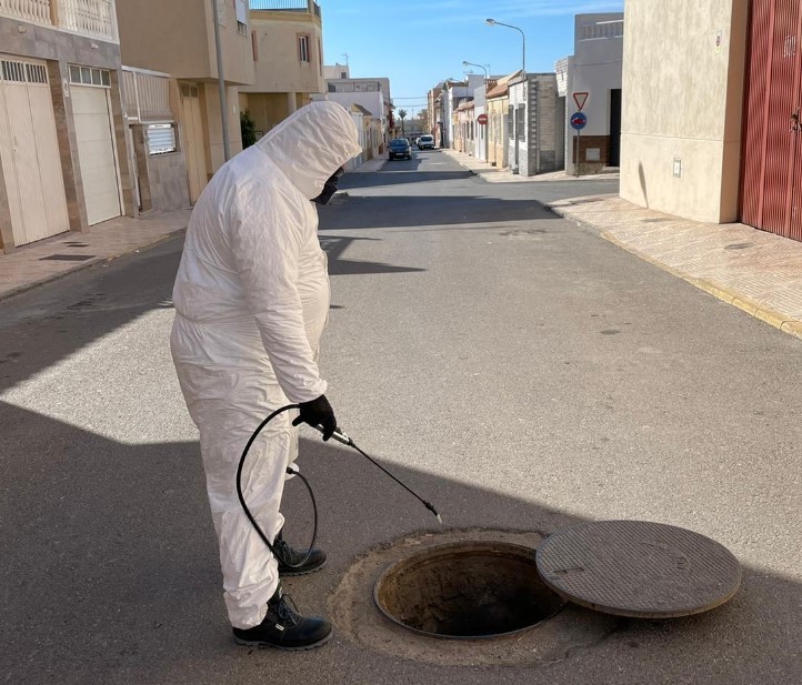 La campaña de saneamiento municipal D+D+D alcanza a todos los centros educativos de Vícar