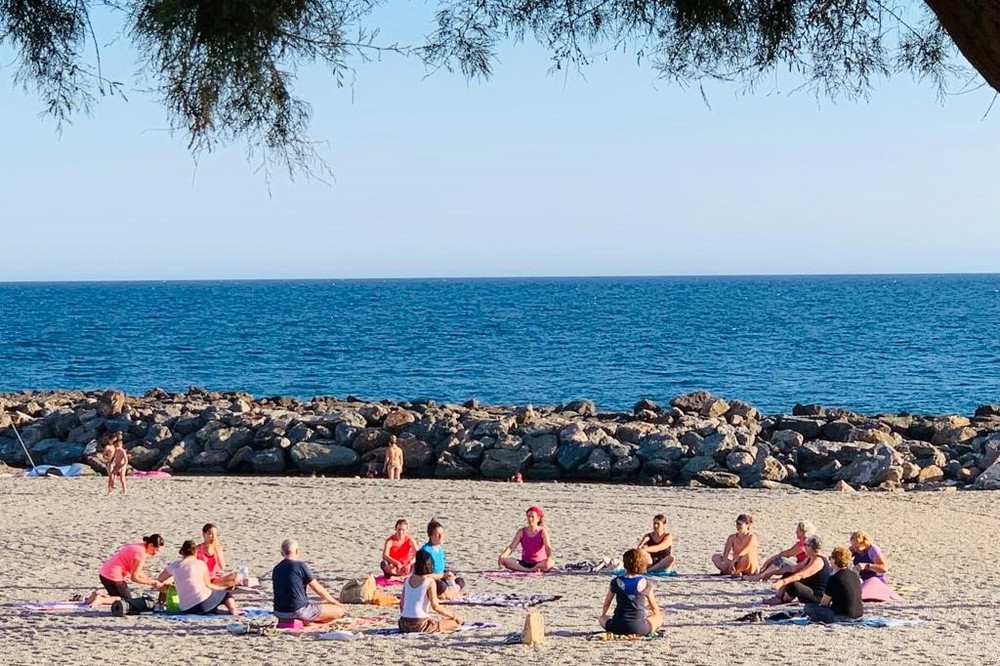 El Paseo Marítimo de Pago del Lugar de Adra acoge el Taller de Yoga gratuito
