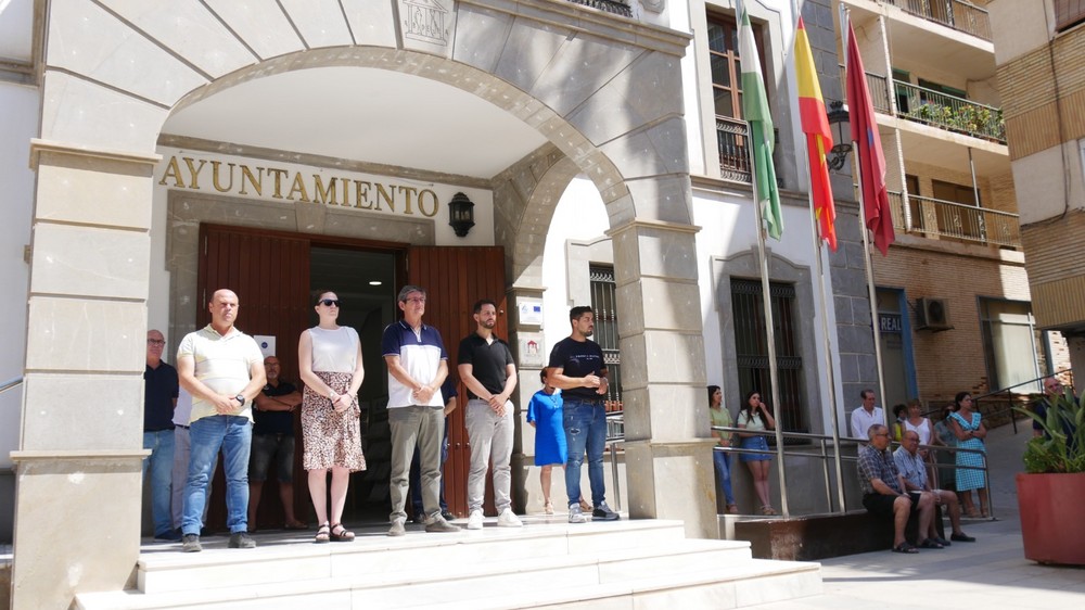 Cinco minutos de silencio en Adra en memoria de Miguel Ángel Blanco en el 25 aniversario de su asesinato