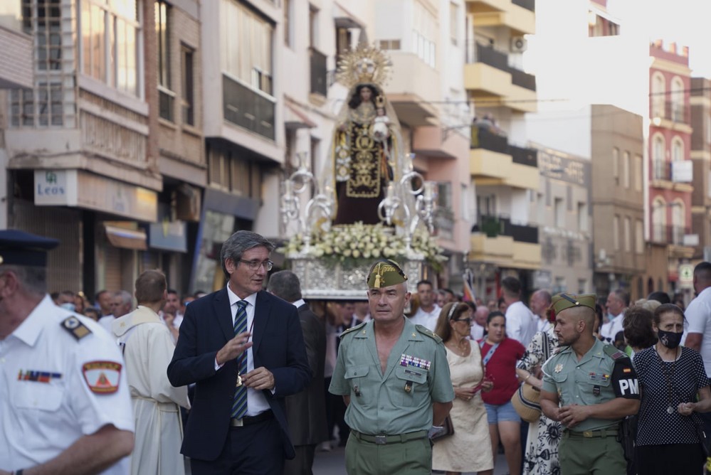 Adra honra a la Virgen del Carmen con una misa, una procesión y el tradicional embarco y paseo por la bahía