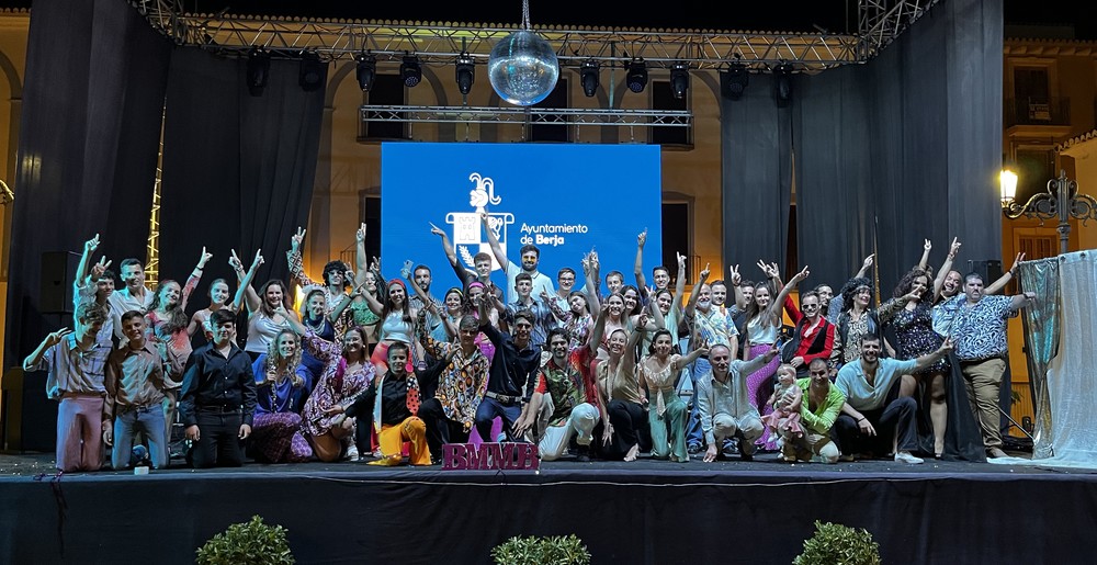 La Banda de Música de Berja convierte la Plaza Porticada en una pista de baile de los 80