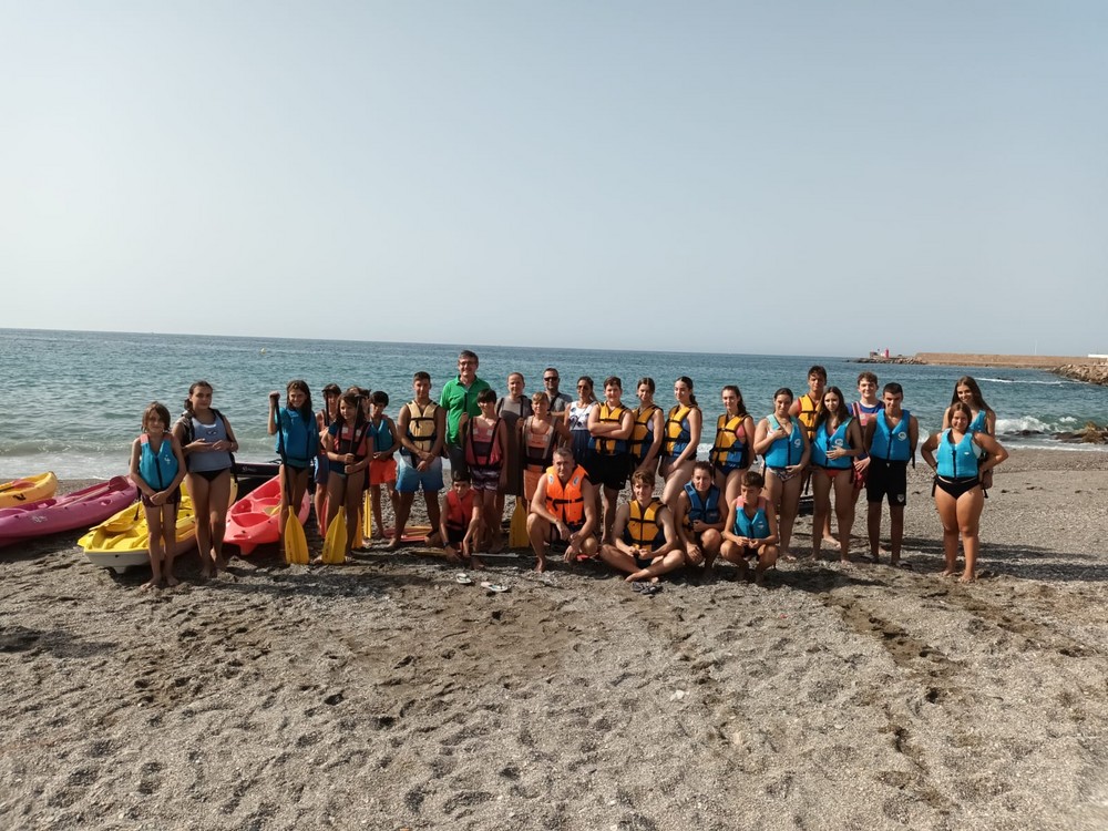 Casi una treintena de participantes en la primera jornada de ‘Multiaventura Náutica’ en Adra