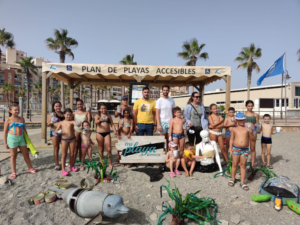 Adra se vuelca en la campaña de educación ambiental ‘Mi playa bonica’ con gran participación