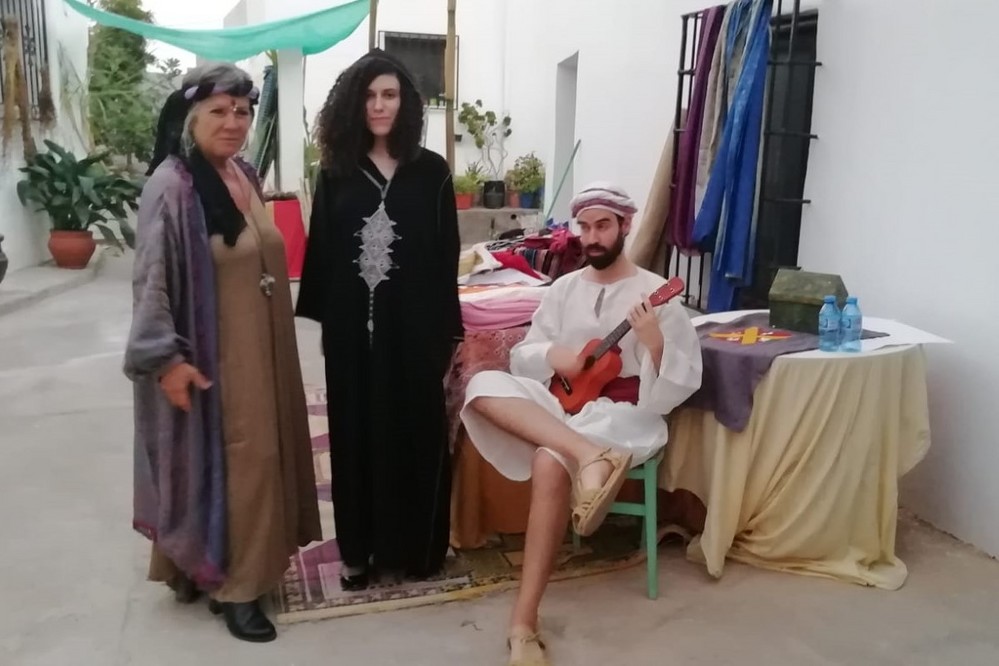 La visita teatralizada por el barrio histórico de La Alquería reúne a más de 150  visitantes