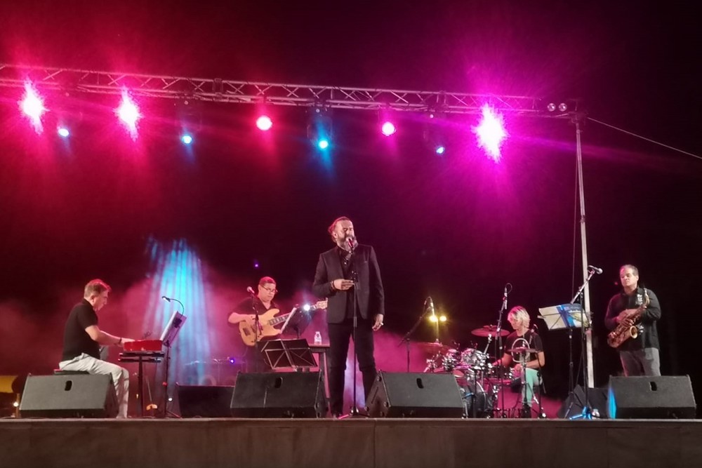 Carmela de Jerez y José Luis Jaén llenan de música el Anfiteatro de Pago del Lugar de Adra con sus conciertos