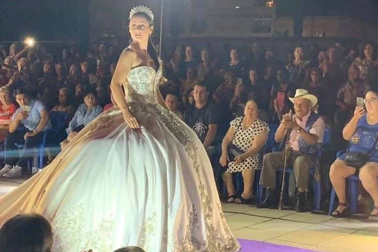 Un público entregado llena el Anfiteatro de Pago del Lugar para ver el desfile de Modas Fina ‘El orgullo de ser calé’