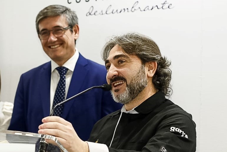 El chef Tony García pone el broche de oro a ‘Un mar de conservas’ con un showcooking en el Mercado de Adra