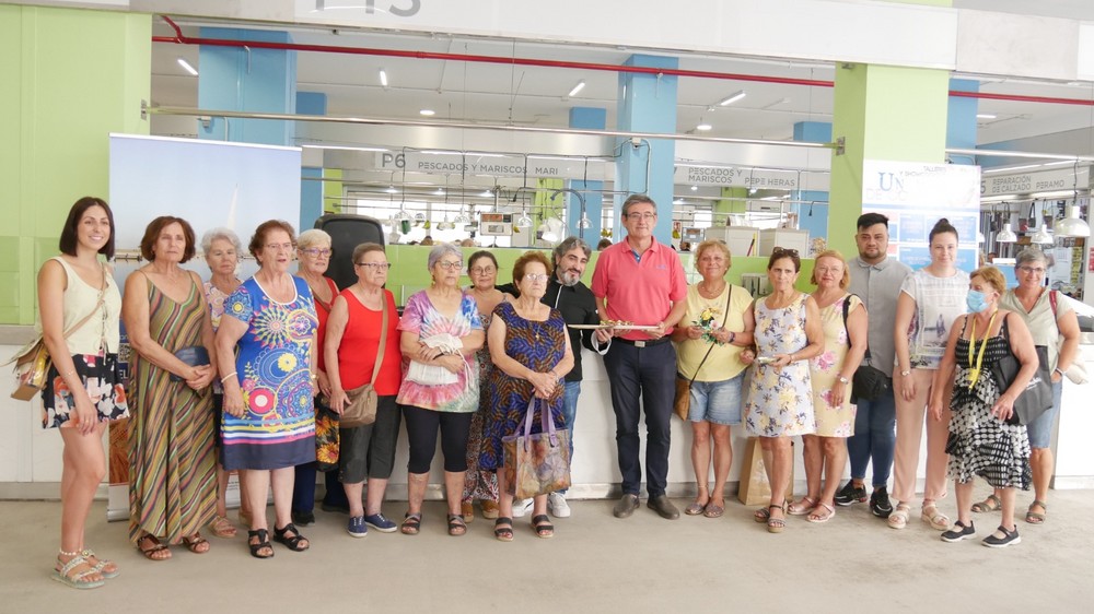 Finaliza ‘Un mar de conservas’ con la demostración culinaria del chef Tony García en el Mercado de Adra