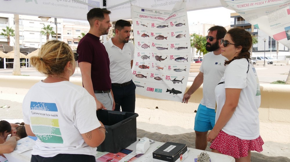 Las playas Sirena Loca y San Nicolás de Adra acogen la campaña ‘Consume pescado fresco andaluz’