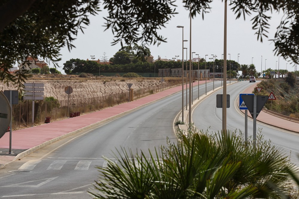 Las obras del carril bici e itinerario peatonal del Vial Sur en El Ejido a punto de finalizar como una apuesta por la movilidad sostenible
