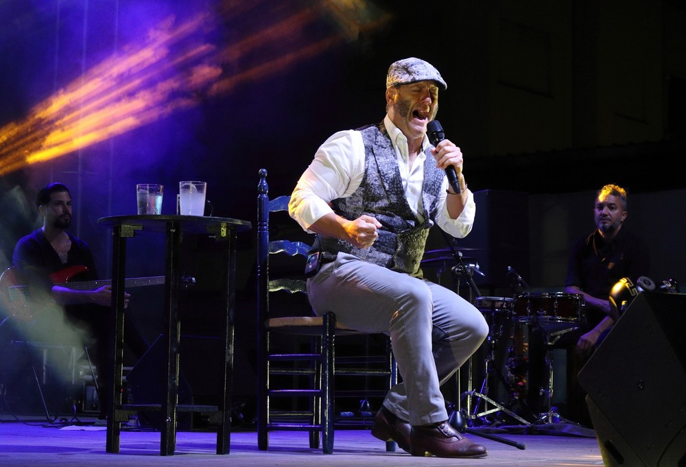 Paco Candela llena con su música el Polideportivo San Fernando de Adra