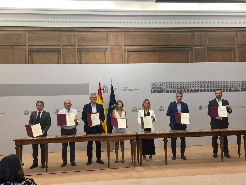 El alcalde, Antonio Bonilla, y la ministra de Transportes firman el protocolo para diseñar la Ciudad de Vícar del futuro